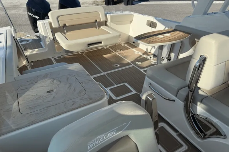 Slide: The Image of Boston Whaler 28 VANTAGE 2022 - 8