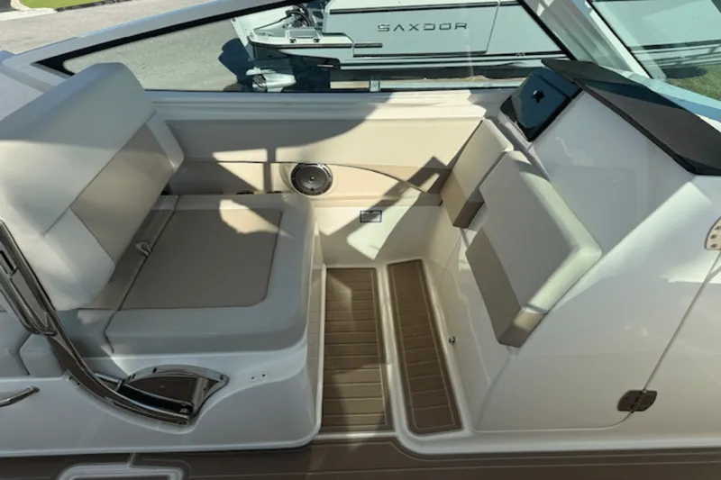 Slide: The Image of Boston Whaler 28 VANTAGE 2022 - 9