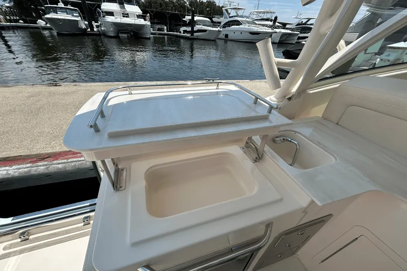 Slide: The Image of Grady-White Freedom 325 2026 - 35