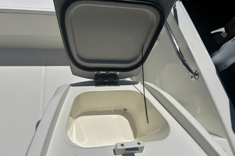 Slide: The Image of Boston Whaler 130 Super Sport 2026 - 19