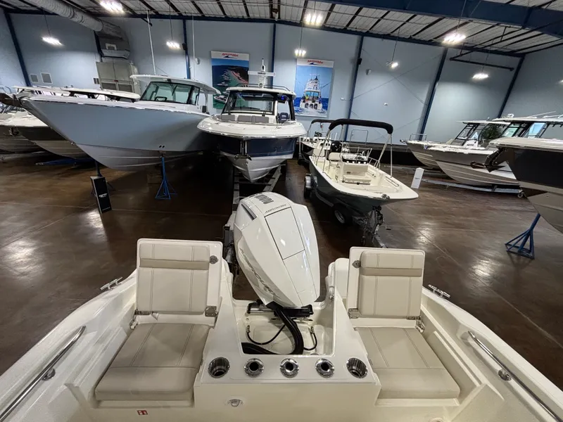 Slide: The Image of Boston Whaler 220 Dauntless 2026 - 10