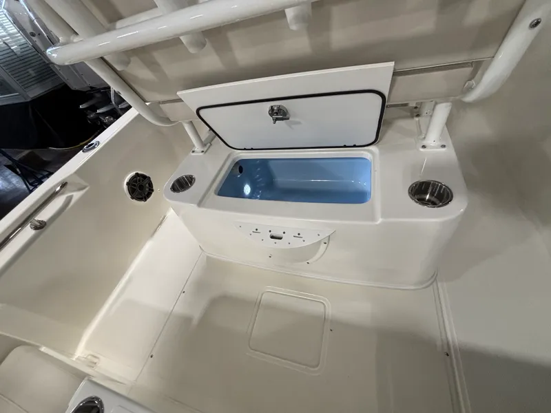 Slide: The Image of Boston Whaler 220 Dauntless 2026 - 12