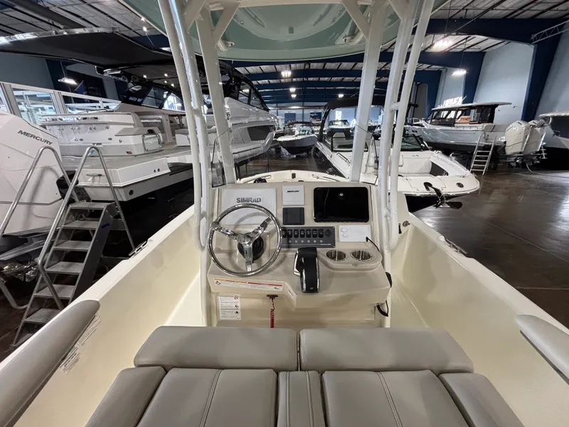 Slide: The Image of Boston Whaler 220 Dauntless 2026 - 13