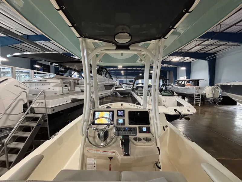 Slide: The Image of Boston Whaler 220 Dauntless 2026 - 14