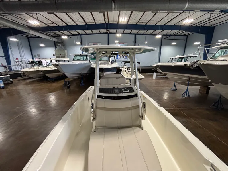 Slide: The Image of Boston Whaler 220 Dauntless 2026 - 16