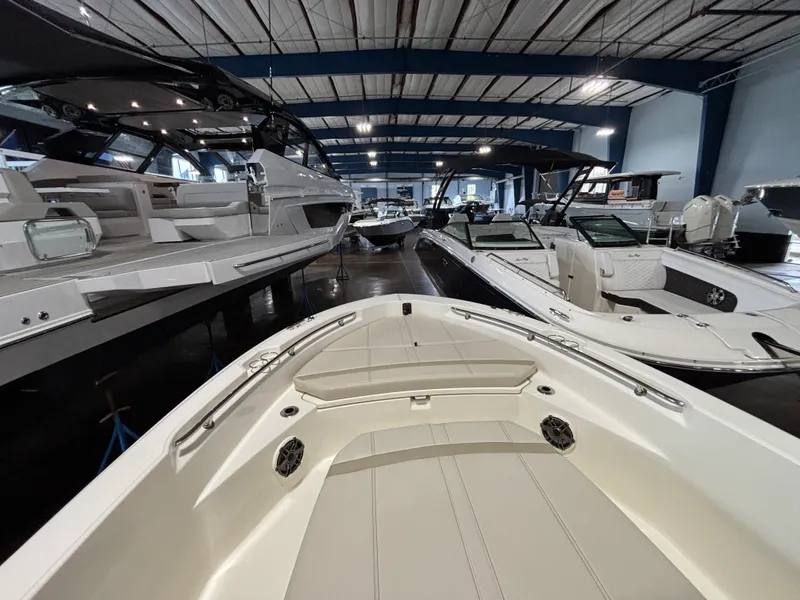 Slide: The Image of Boston Whaler 220 Dauntless 2026 - 17