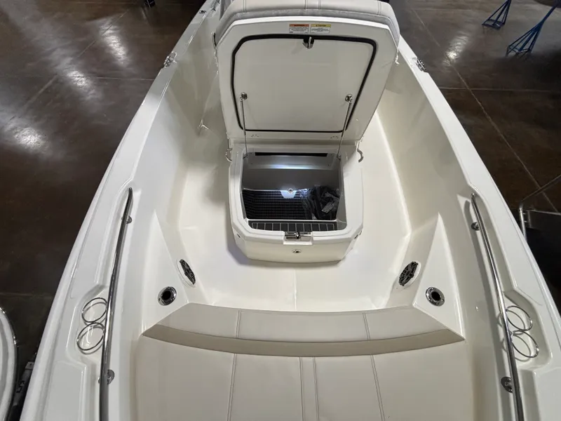 Slide: The Image of Boston Whaler 220 Dauntless 2026 - 18