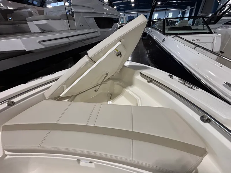 Slide: The Image of Boston Whaler 220 Dauntless 2026 - 19
