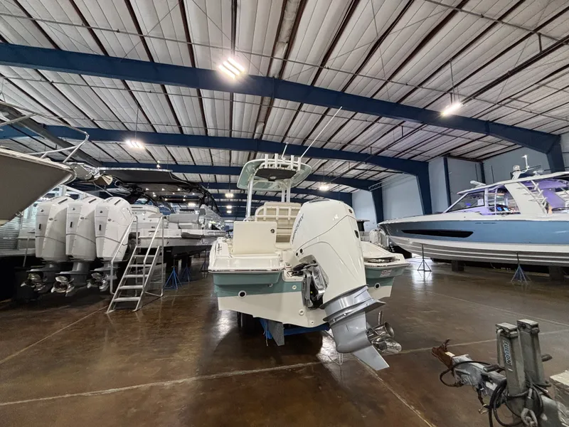 Slide: The Image of Boston Whaler 220 Dauntless 2026 - 4