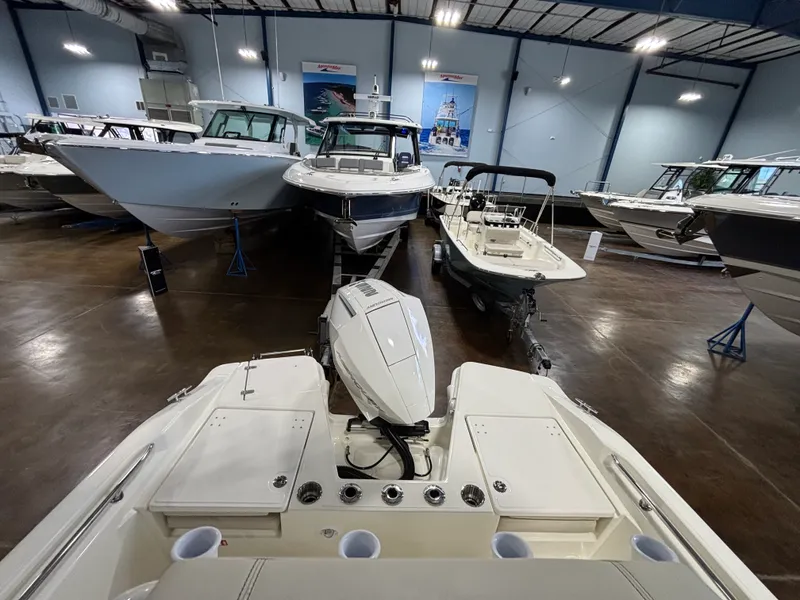 Slide: The Image of Boston Whaler 220 Dauntless 2026 - 7