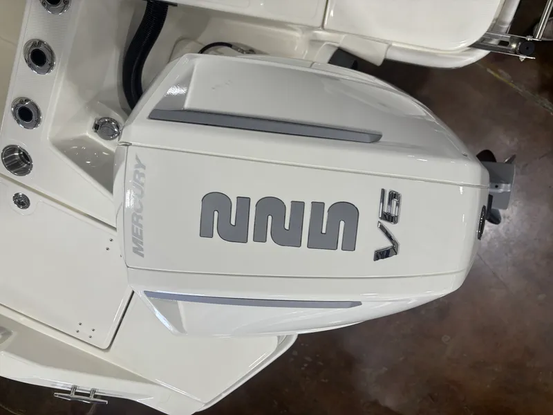 Slide: The Image of Boston Whaler 220 Dauntless 2026 - 8