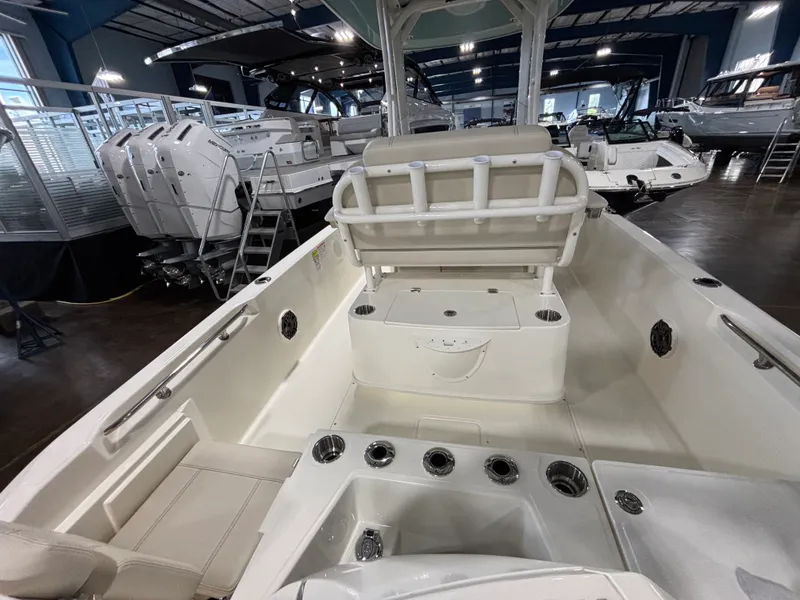 Slide: The Image of Boston Whaler 220 Dauntless 2026 - 9