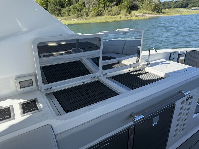 Slide: The Image of Sea Ray SLX 400 Outboard 2026 - 10