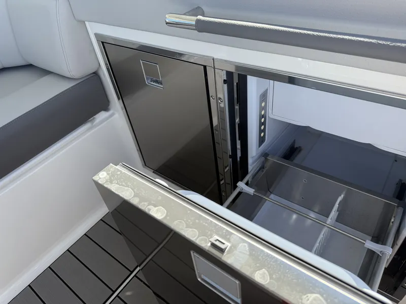 Slide: The Image of Sea Ray SLX 400 Outboard 2026 - 11