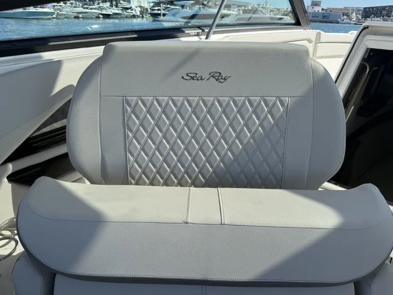 Slide: The Image of Sea Ray SLX 400 Outboard 2026 - 13