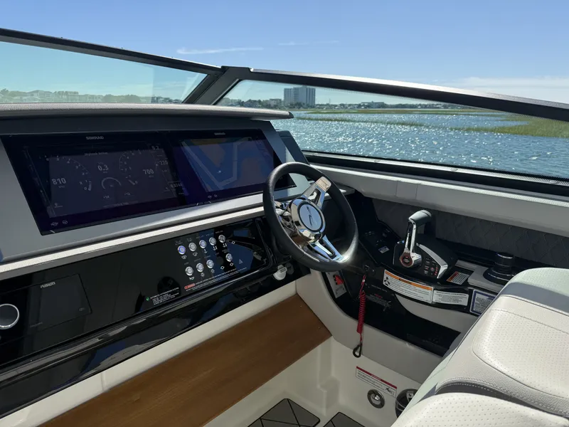 Slide: The Image of Sea Ray SLX 400 Outboard 2026 - 16