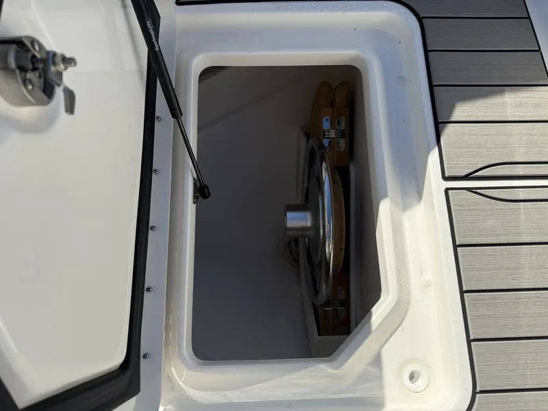 Slide: The Image of Sea Ray SLX 400 Outboard 2026 - 18