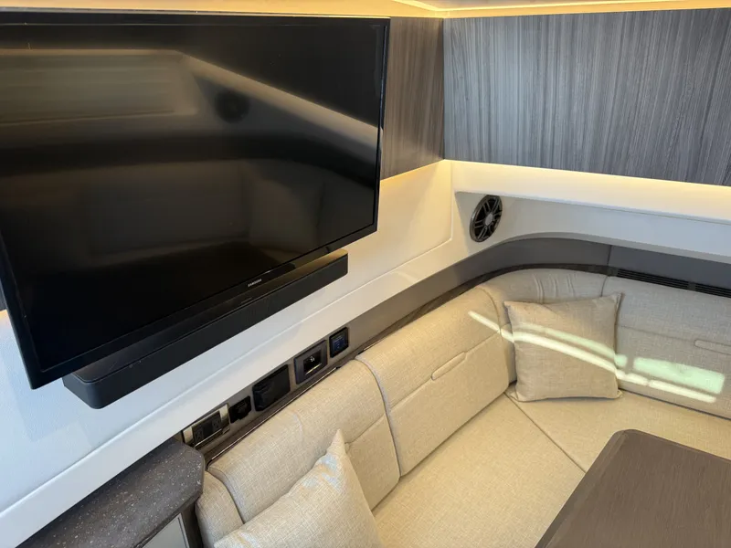 Slide: The Image of Sea Ray SLX 400 Outboard 2026 - 20