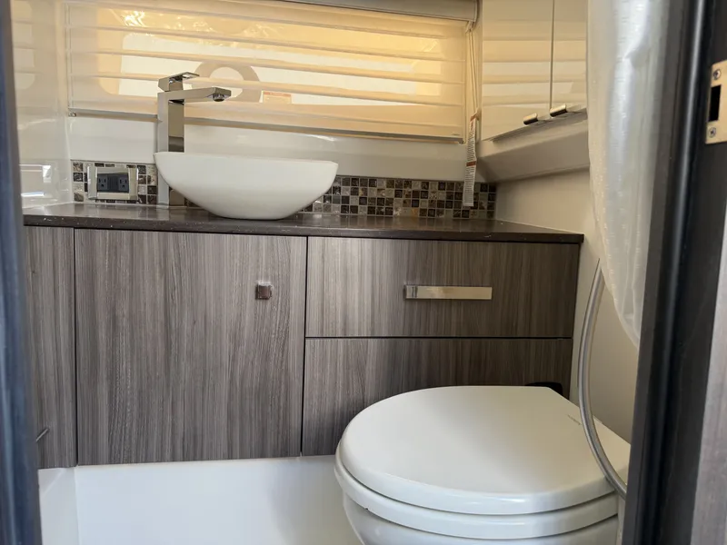 Slide: The Image of Sea Ray SLX 400 Outboard 2026 - 21