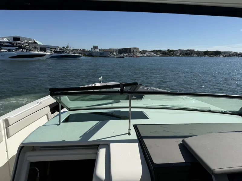 Slide: The Image of Sea Ray SLX 400 Outboard 2026 - 22