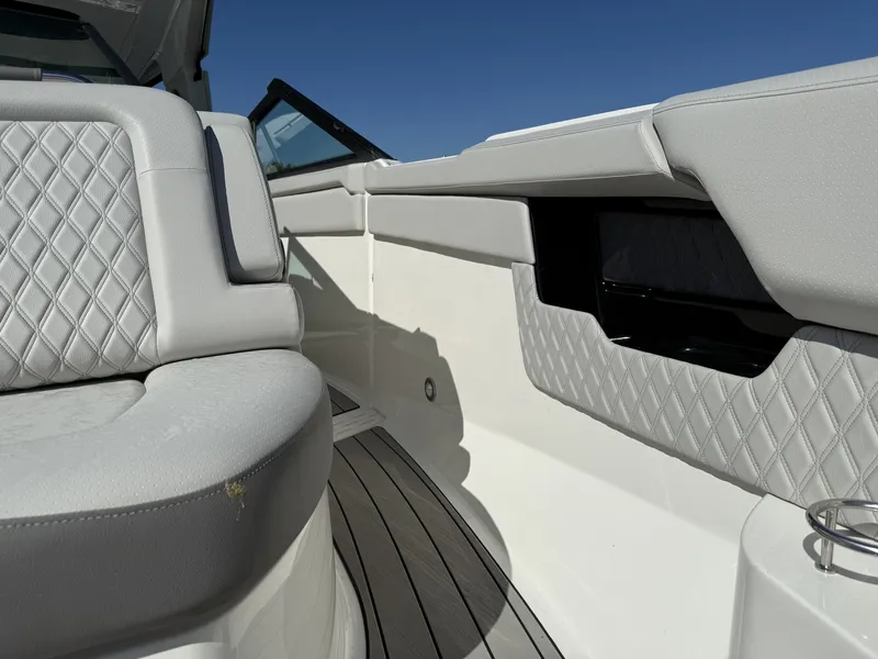 Slide: The Image of Sea Ray SLX 400 Outboard 2026 - 24