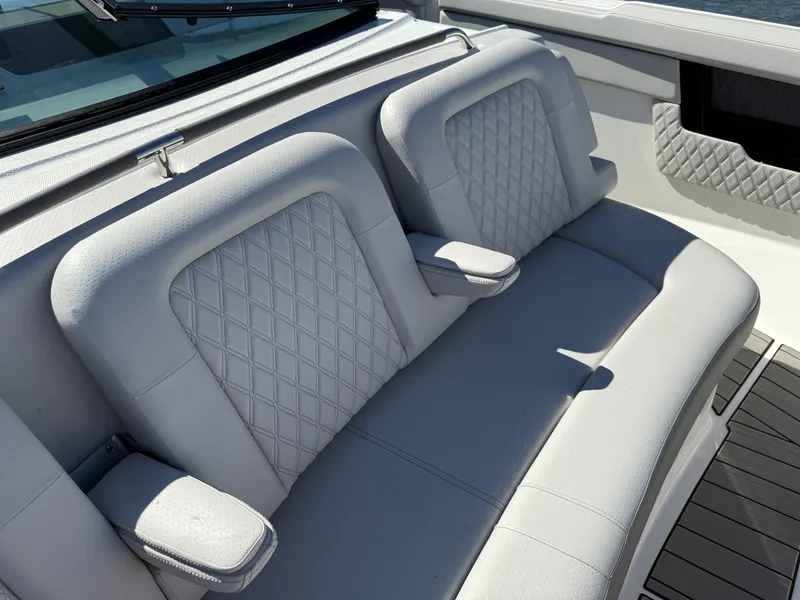 Slide: The Image of Sea Ray SLX 400 Outboard 2026 - 25