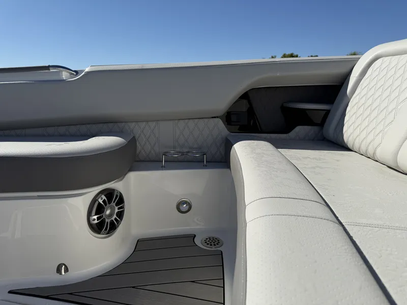 Slide: The Image of Sea Ray SLX 400 Outboard 2026 - 26