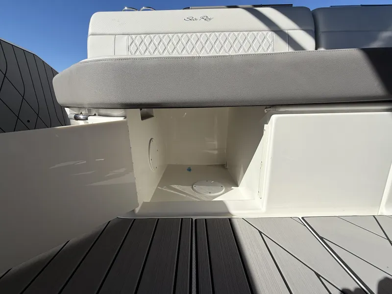 Slide: The Image of Sea Ray SLX 400 Outboard 2026 - 27