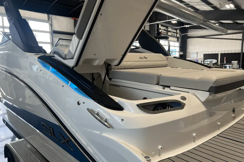 Slide: The Image of Sea Ray SLX 260 2026 - 10