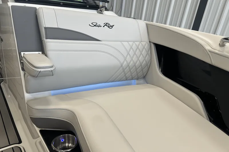 Slide: The Image of Sea Ray SLX 260 2026 - 12