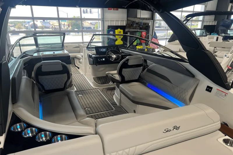 Slide: The Image of Sea Ray SLX 260 2026 - 13