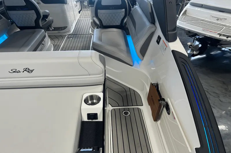 Slide: The Image of Sea Ray SLX 260 2026 - 14