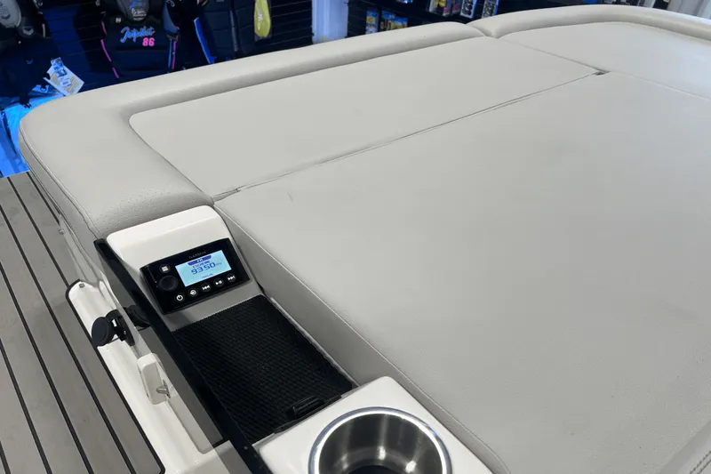 Slide: The Image of Sea Ray SLX 260 2026 - 15