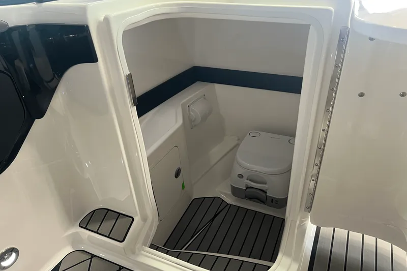 Slide: The Image of Sea Ray SLX 260 2026 - 16