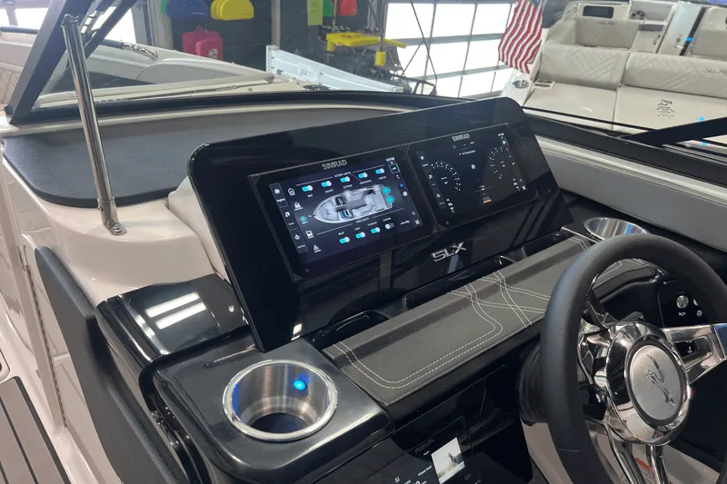 Slide: The Image of Sea Ray SLX 260 2026 - 17