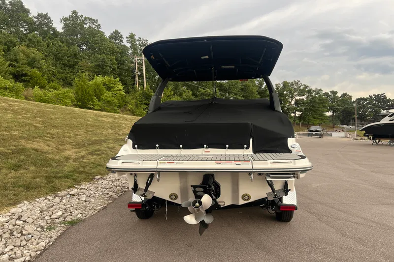 Slide: The Image of Sea Ray SLX 260 2026 - 2