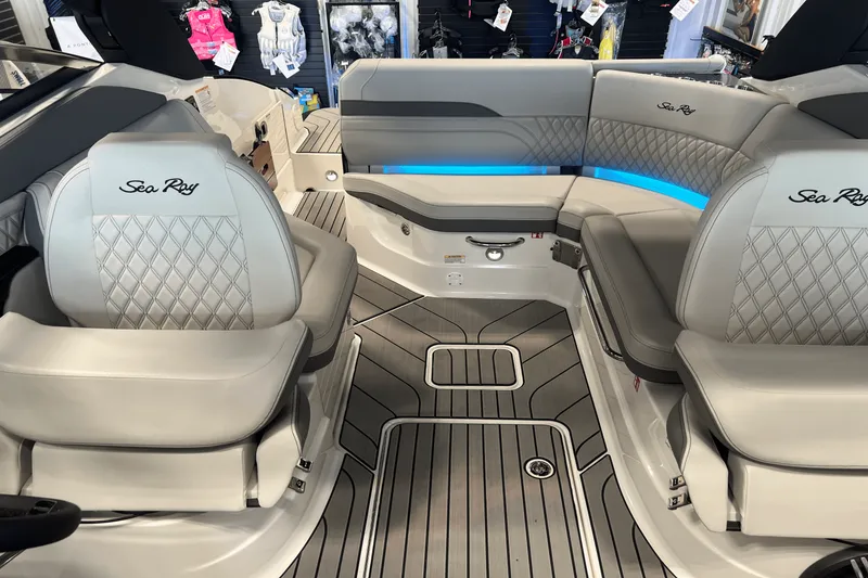 Slide: The Image of Sea Ray SLX 260 2026 - 24