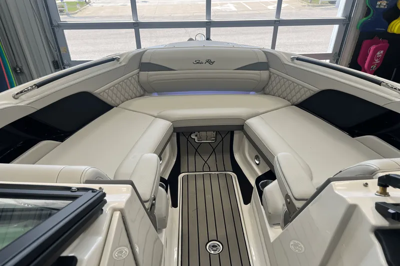 Slide: The Image of Sea Ray SLX 260 2026 - 26