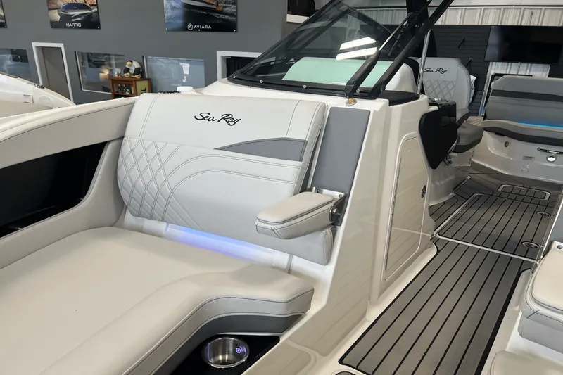 Slide: The Image of Sea Ray SLX 260 2026 - 27