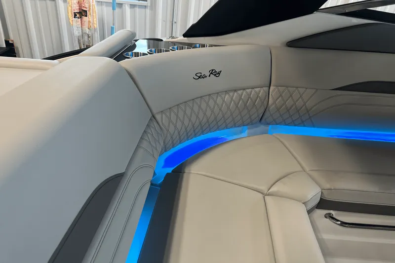 Slide: The Image of Sea Ray SLX 260 2026 - 28