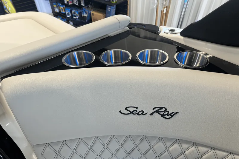 Slide: The Image of Sea Ray SLX 260 2026 - 29