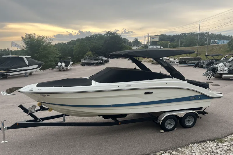 Slide: The Image of Sea Ray SLX 260 2026 - 4