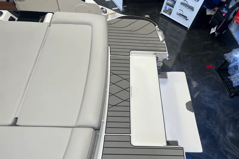 Slide: The Image of Sea Ray SLX 260 2026 - 7