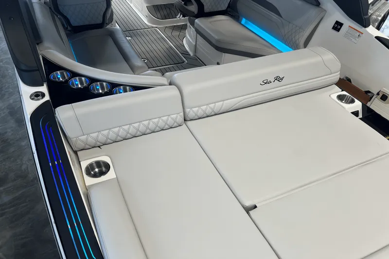 Slide: The Image of Sea Ray SLX 260 2026 - 9