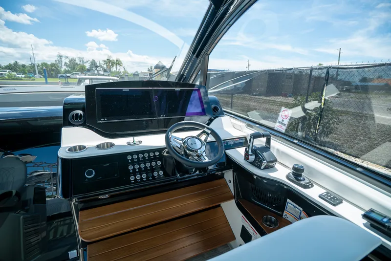 Slide: The Image of Sea Ray Sundancer 370 Outboard 2026 - 10