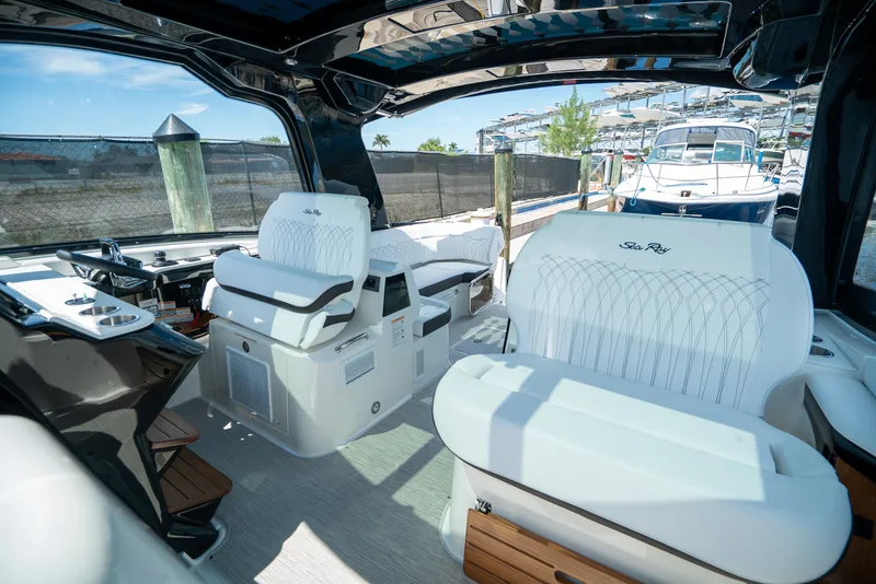 Slide: The Image of Sea Ray Sundancer 370 Outboard 2026 - 13