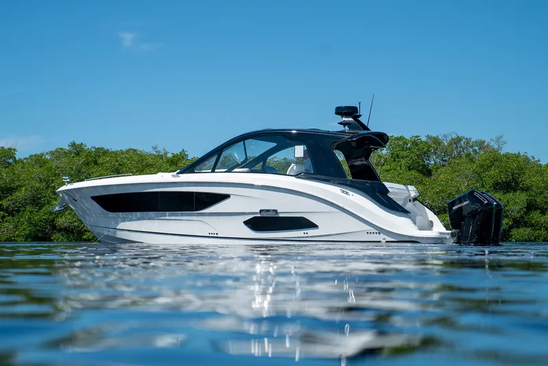 Slide: The Image of Sea Ray Sundancer 370 Outboard 2026 - 33