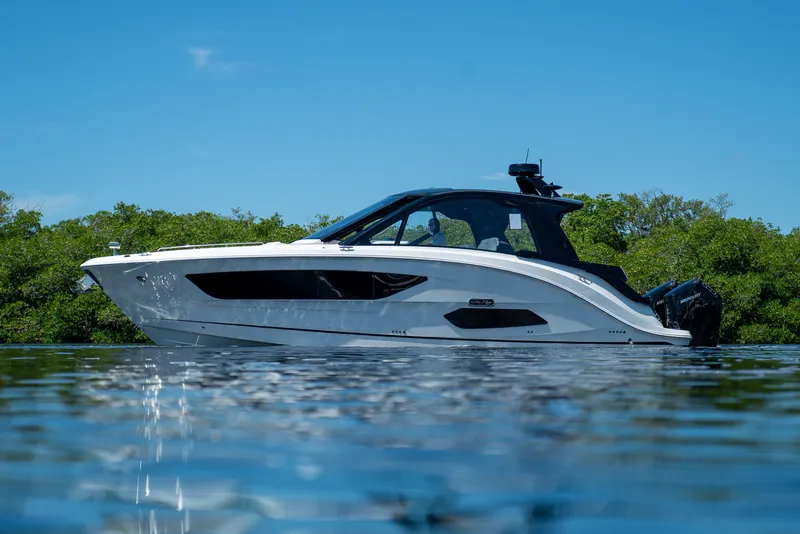 Slide: The Image of Sea Ray Sundancer 370 Outboard 2026 - 35