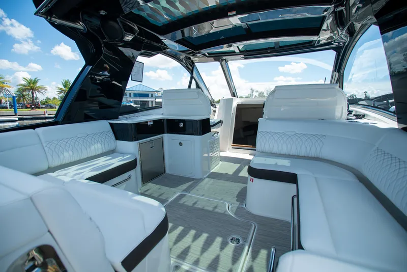 Slide: The Image of Sea Ray Sundancer 370 Outboard 2026 - 4