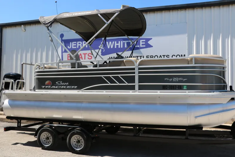 The Image of Tracker Party Barge 20 Dlx 2021 - 0